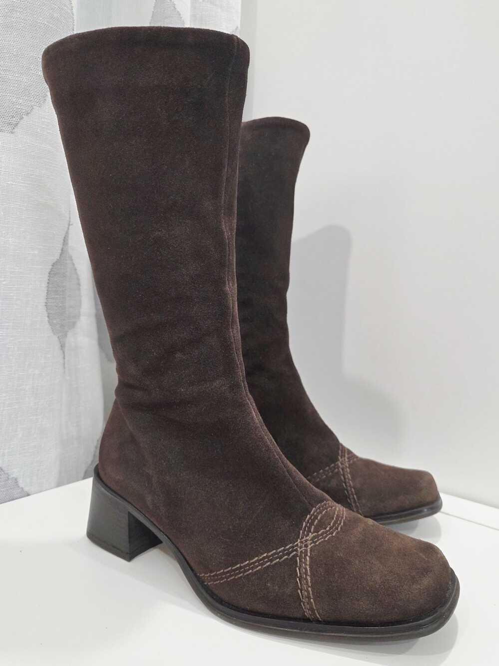 Vintage La Canadienne boots, chocolate brown suede, size 5.5